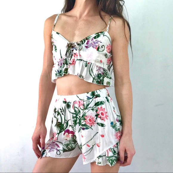 WHITE FLORAL CROPPED BUSTIER TOP SHORTS CO ORD SET - Picture 15 of 15